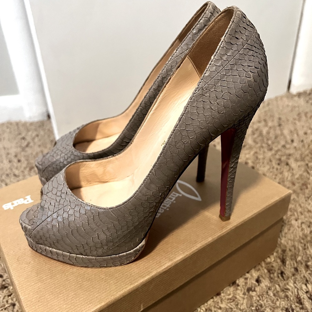 ❤️ Beautiful Louboutin Pumps! ❤️
